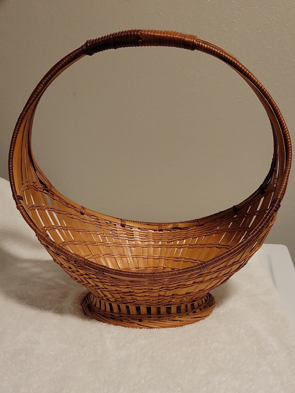 Vintage Woven Decorative Wicker Rattan Boat Shaped Basket & Handle Honey Brown.